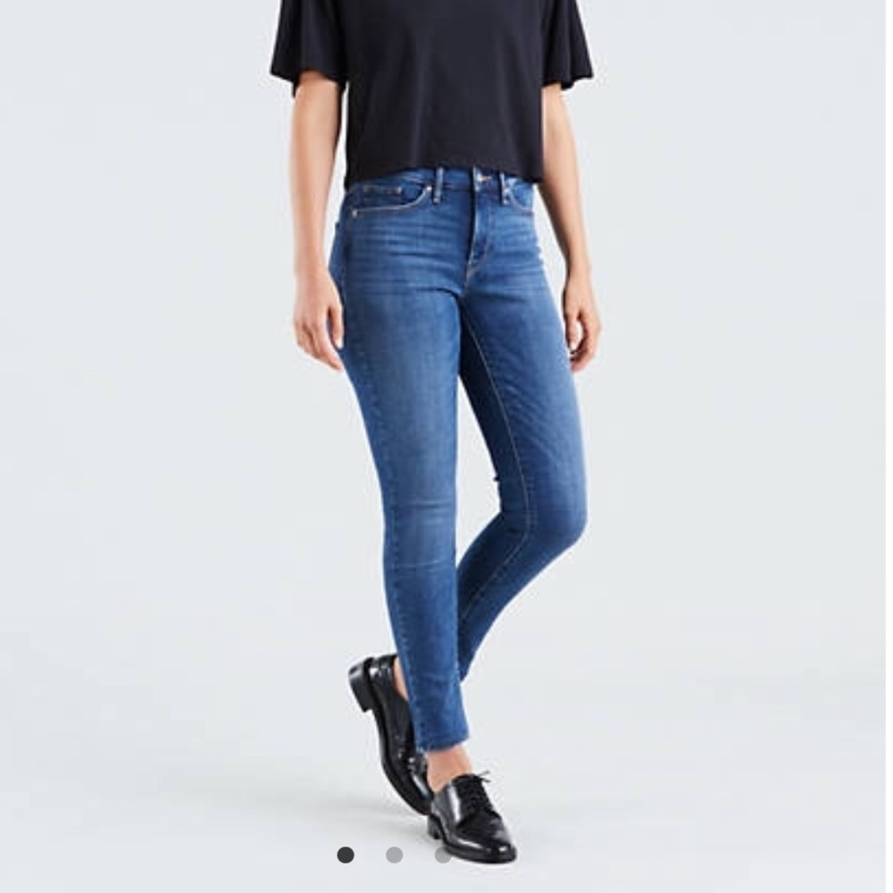 Levi’s 312 Shaping Jeans